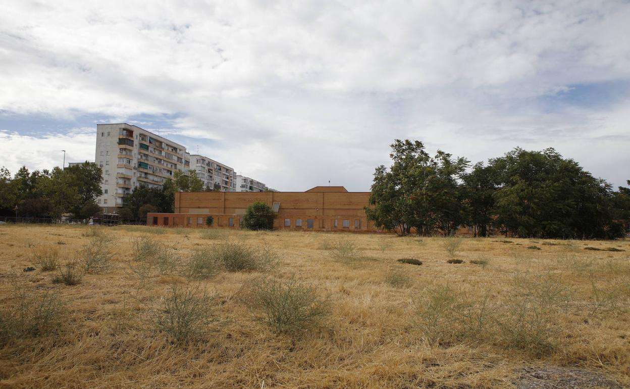 Parcela junto al IES García Téllez donde está previsto construir las 415 viviendas. ARMANDO MÉNDEZ